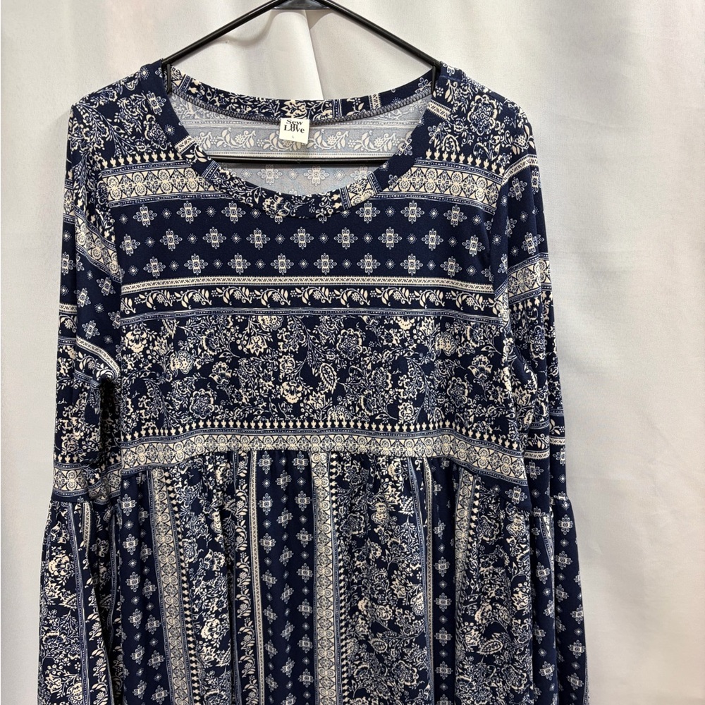 Sew In Love Navy and Cream Floral Top size Large